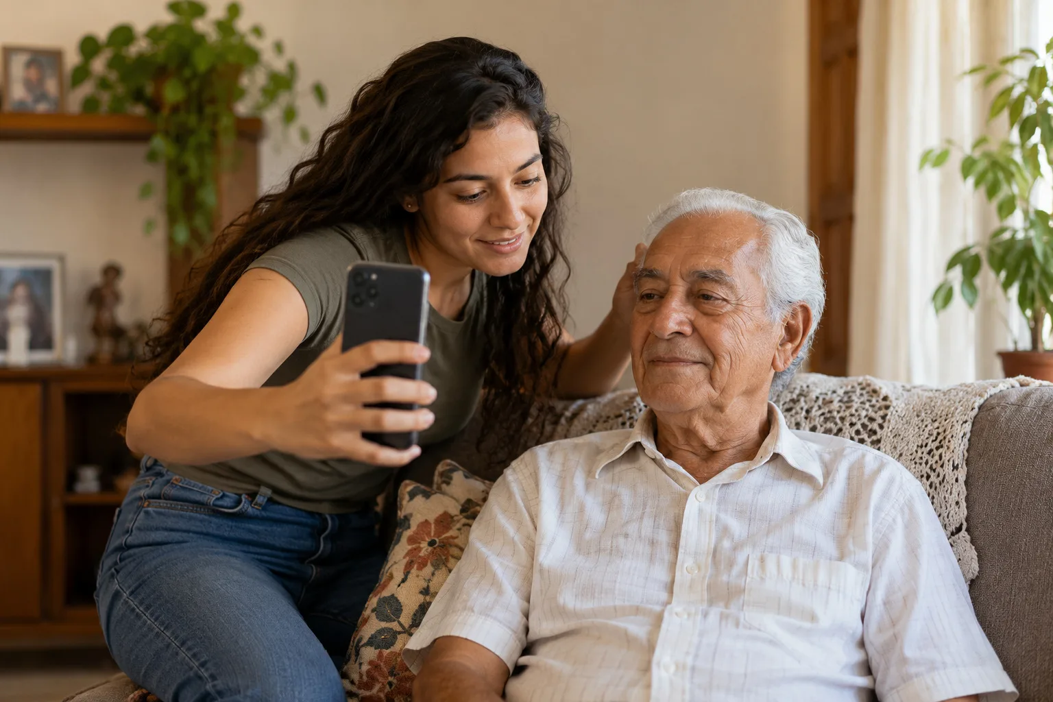 Neta ajudando o avô a fazer a prova de vida pelo celular